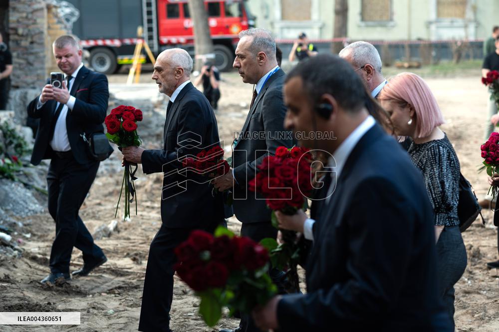 President Volodymyr Zelenskyy pays tribute to victims of April 24 Russian missile attack on Kyiv