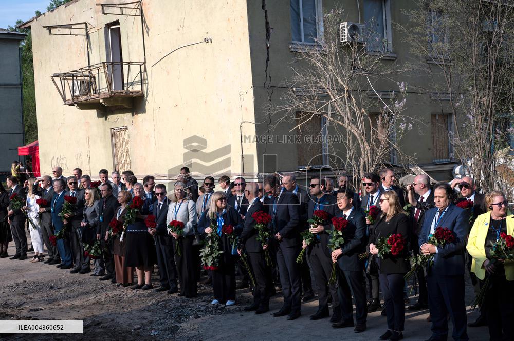 President Volodymyr Zelenskyy pays tribute to victims of April 24 Russian missile attack on Kyiv