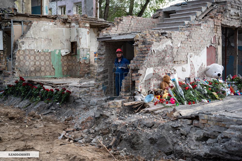 President Volodymyr Zelenskyy pays tribute to victims of April 24 Russian missile attack on Kyiv