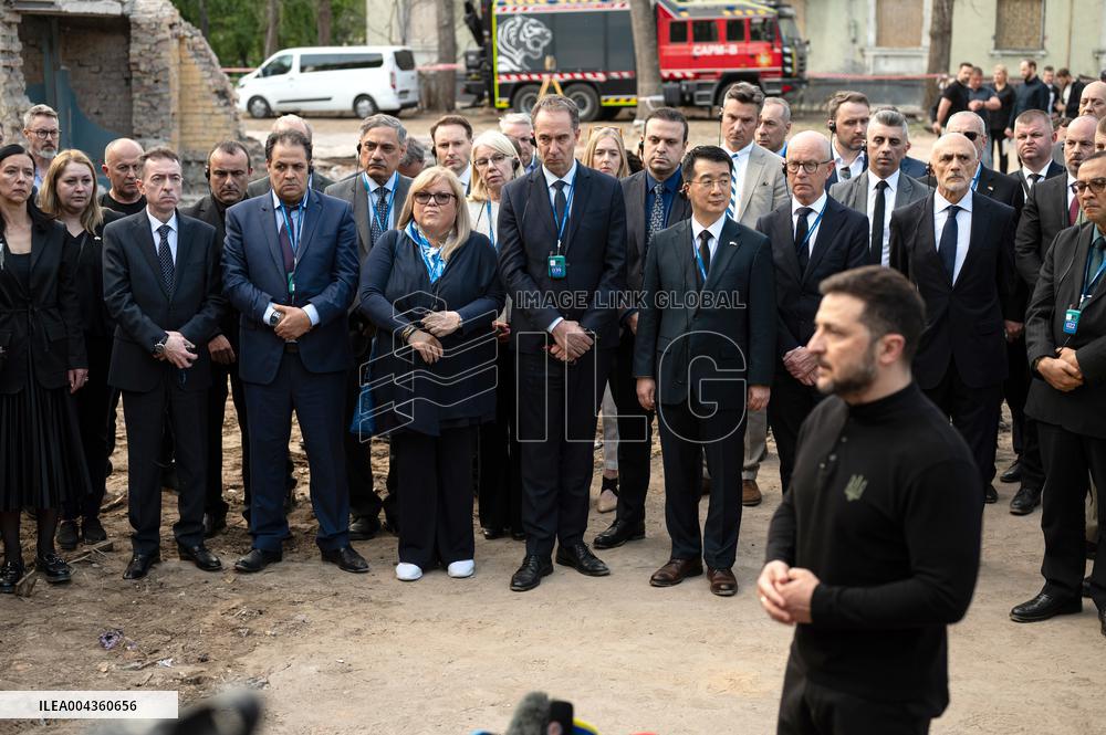 President Volodymyr Zelenskyy pays tribute to victims of April 24 Russian missile attack on Kyiv