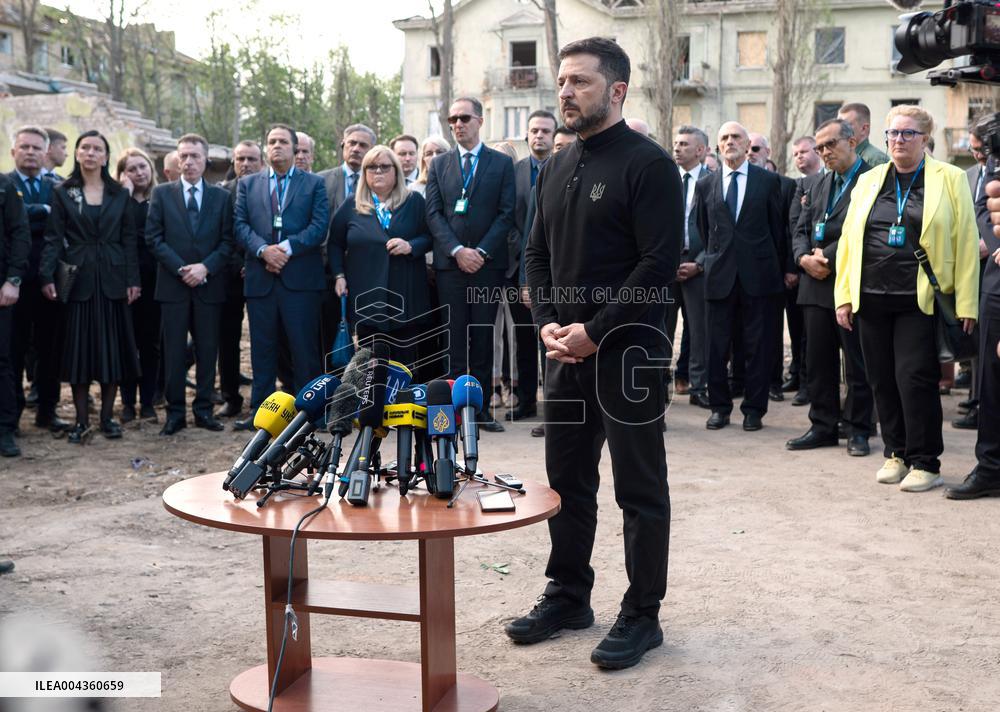 President Volodymyr Zelenskyy pays tribute to victims of April 24 Russian missile attack on Kyiv
