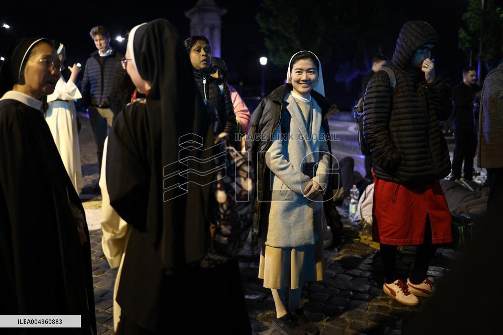 The faithful wait from the night on Saint Peter s Square - Vatican