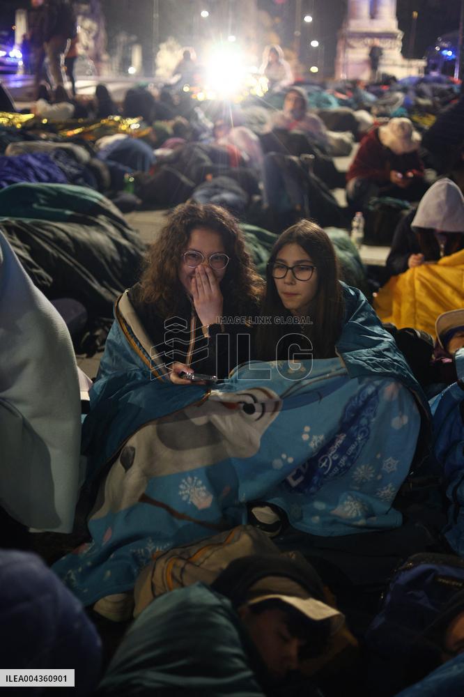 The faithful wait from the night on Saint Peter s Square - Vatican