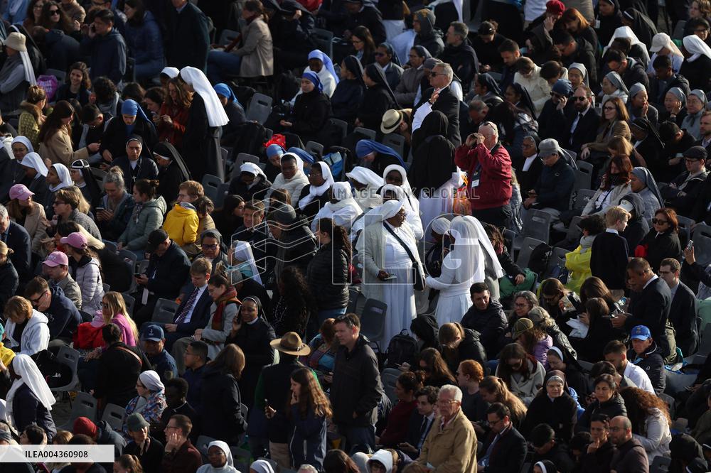 The faithful and priests wait on the steps of St Peter s Basilica for the Funeral of Pope Francis