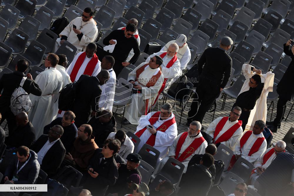 The faithful and priests wait on the steps of St Peter s Basilica for the Funeral of Pope Francis