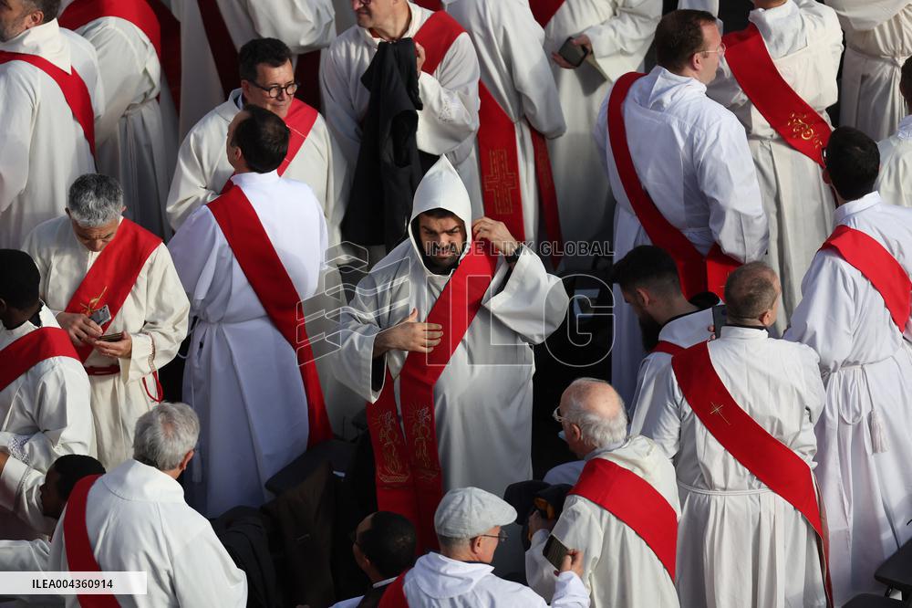 The faithful and priests wait on the steps of St Peter s Basilica for the Funeral of Pope Francis