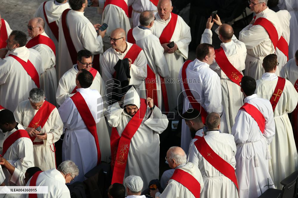 The faithful and priests wait on the steps of St Peter s Basilica for the Funeral of Pope Francis