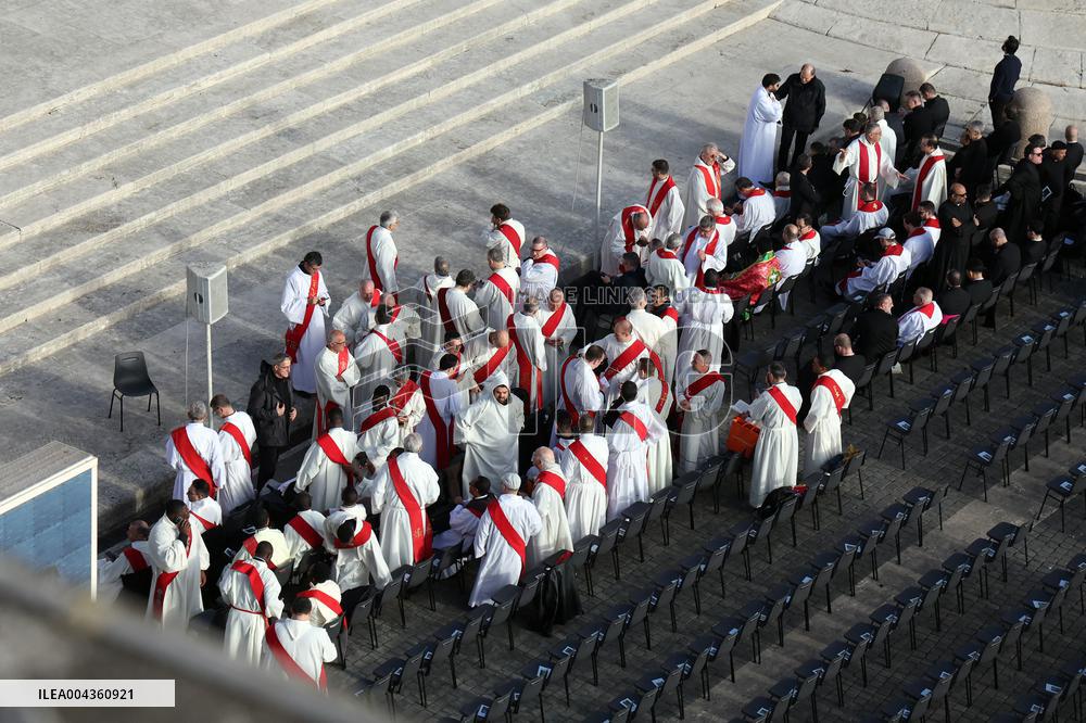 The faithful and priests wait on the steps of St Peter s Basilica for the Funeral of Pope Francis