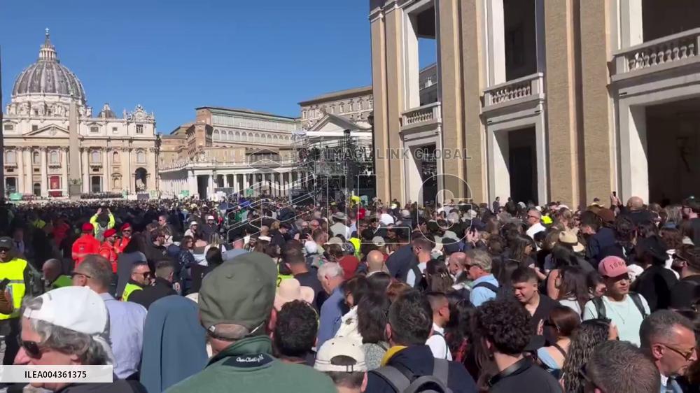 People Flock to St. Peter’s Square for Pope Francis’s Funeral 3