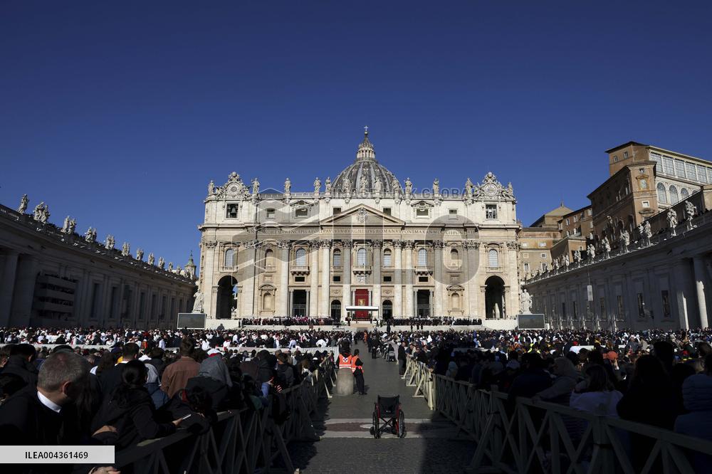 Faithful, Priests and Cardinals arrive for the Funeral of Pope Francis - Vatican
