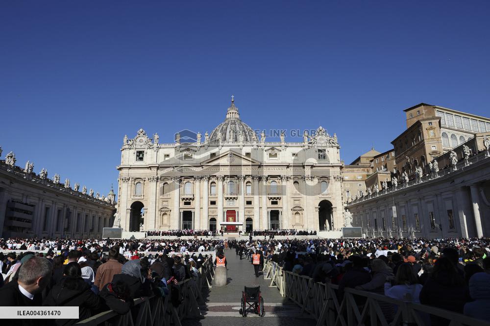 Faithful, Priests and Cardinals arrive for the Funeral of Pope Francis - Vatican