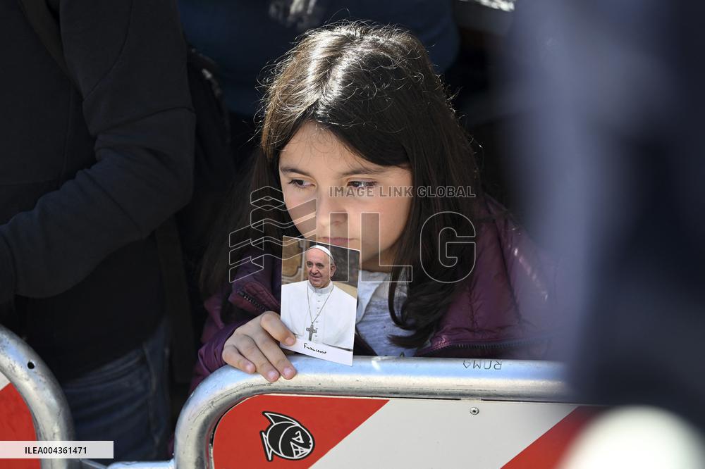 Faithful, Priests and Cardinals arrive for the Funeral of Pope Francis - Vatican