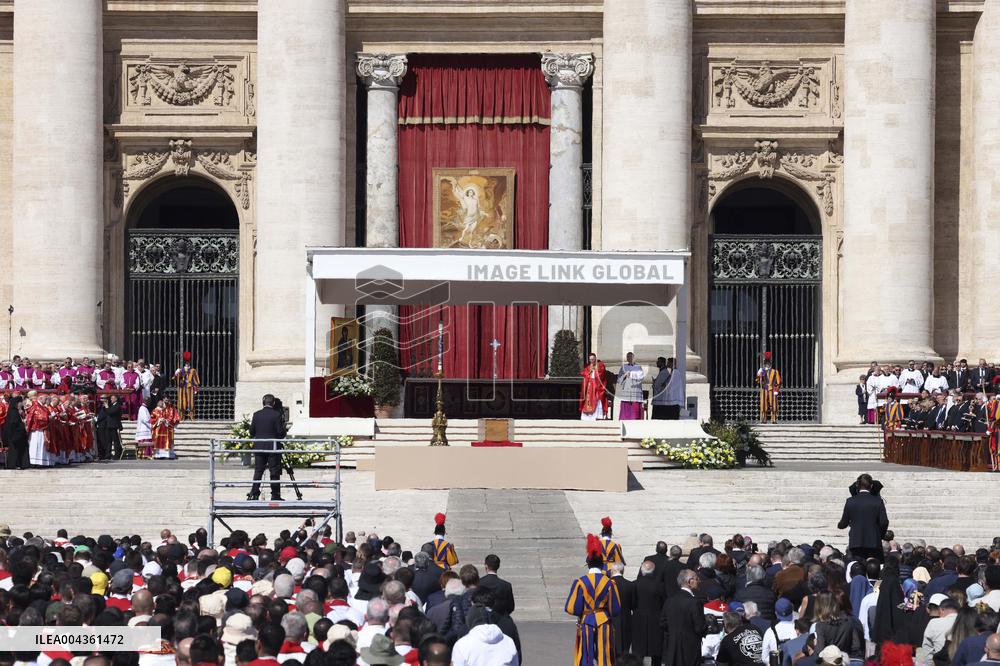 Faithful, Priests and Cardinals arrive for the Funeral of Pope Francis - Vatican