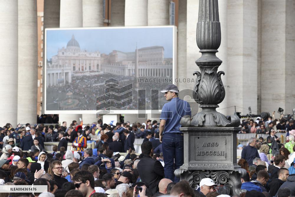 Faithful, Priests and Cardinals arrive for the Funeral of Pope Francis - Vatican
