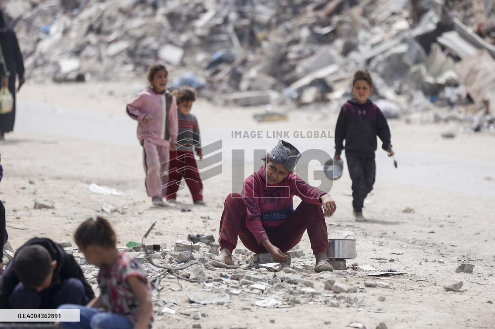 Waiting For Food in Gaza
