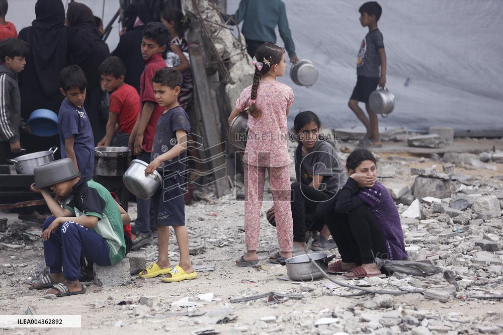 Waiting For Food in Gaza