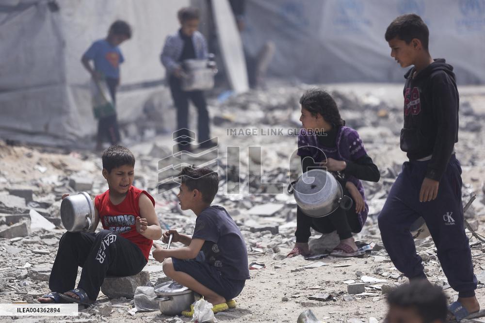 Waiting For Food in Gaza