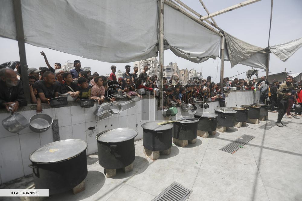 Waiting For Food in Gaza