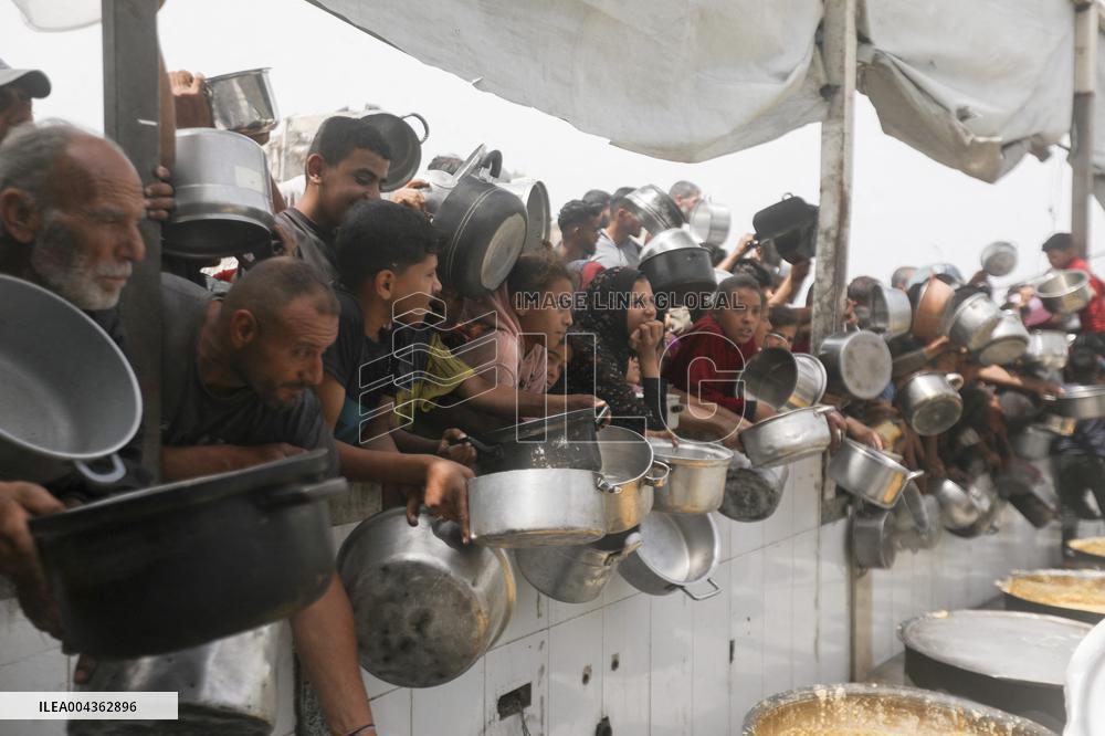 Waiting For Food in Gaza
