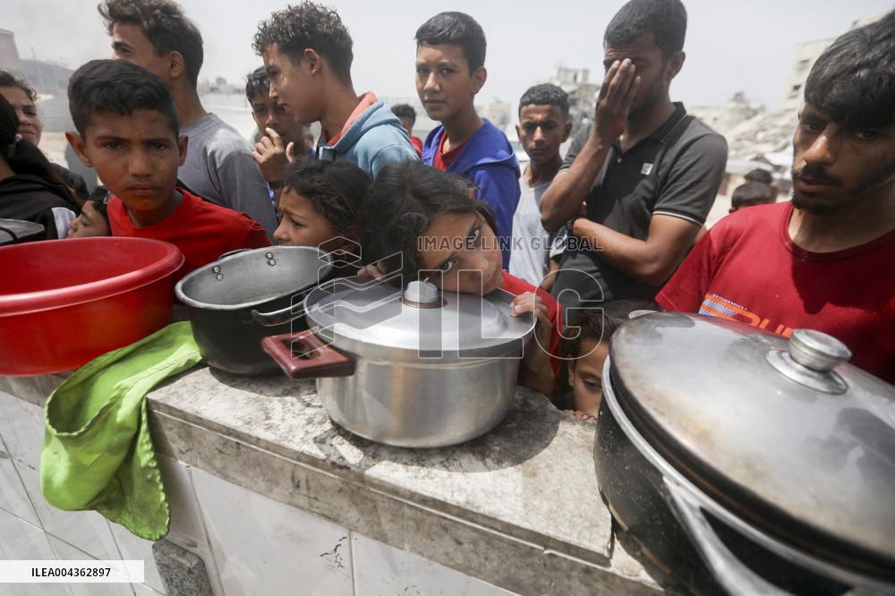 Waiting For Food in Gaza