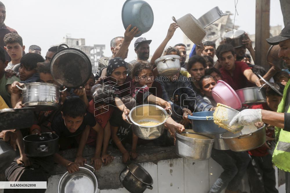 Waiting For Food in Gaza