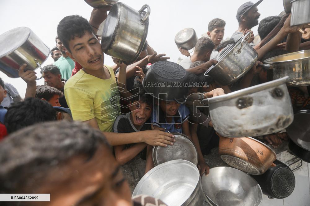 Waiting For Food in Gaza