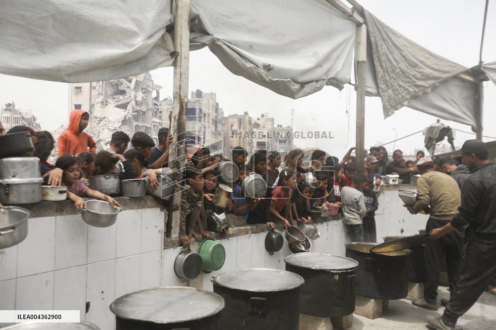 Waiting For Food in Gaza