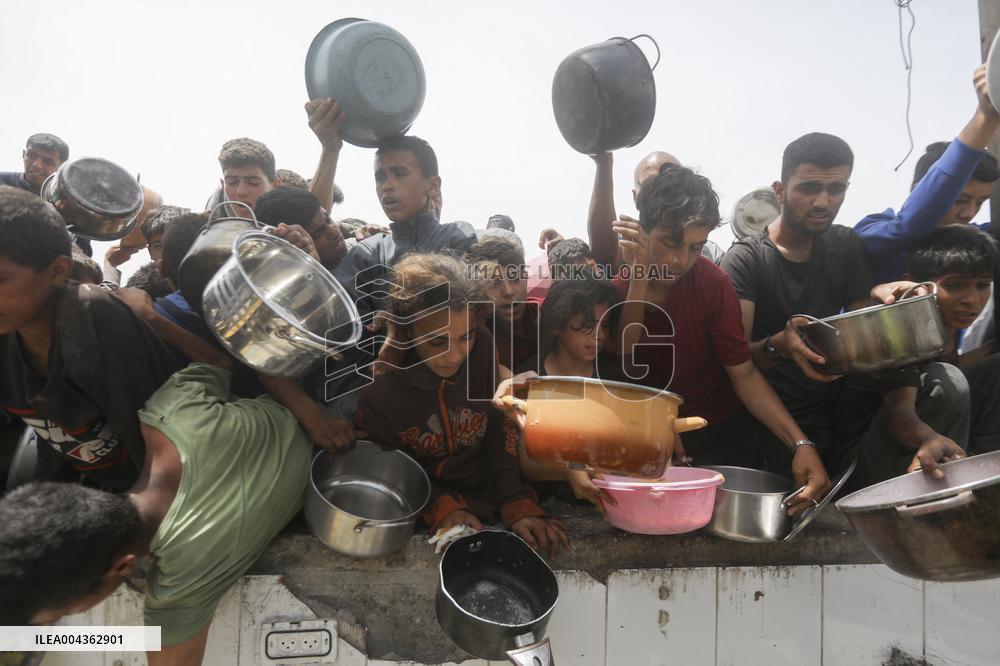 Waiting For Food in Gaza