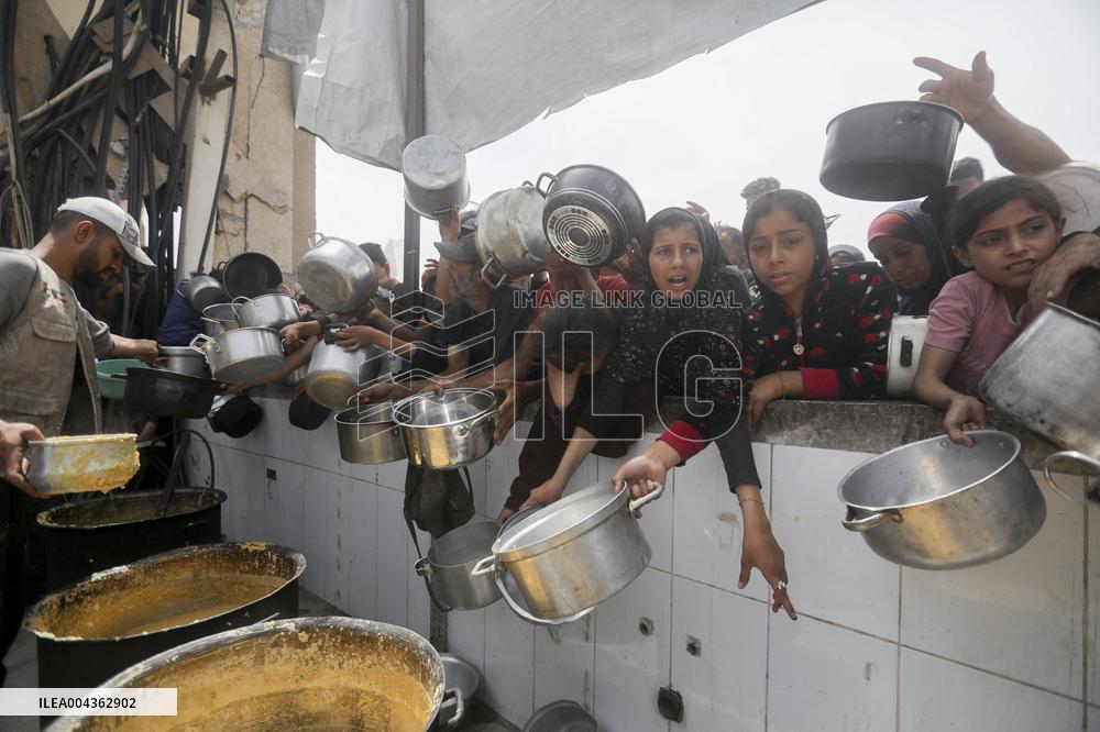 Waiting For Food in Gaza