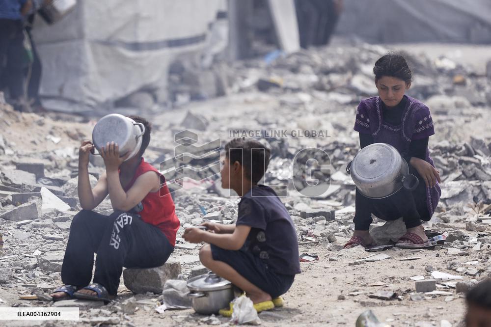 Waiting For Food in Gaza
