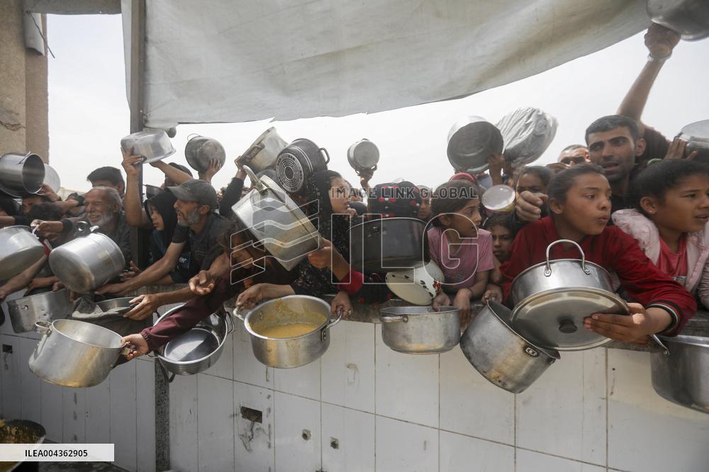 Waiting For Food in Gaza