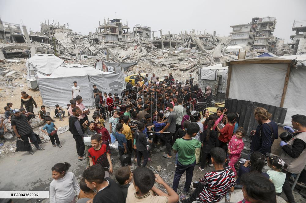 Waiting For Food in Gaza