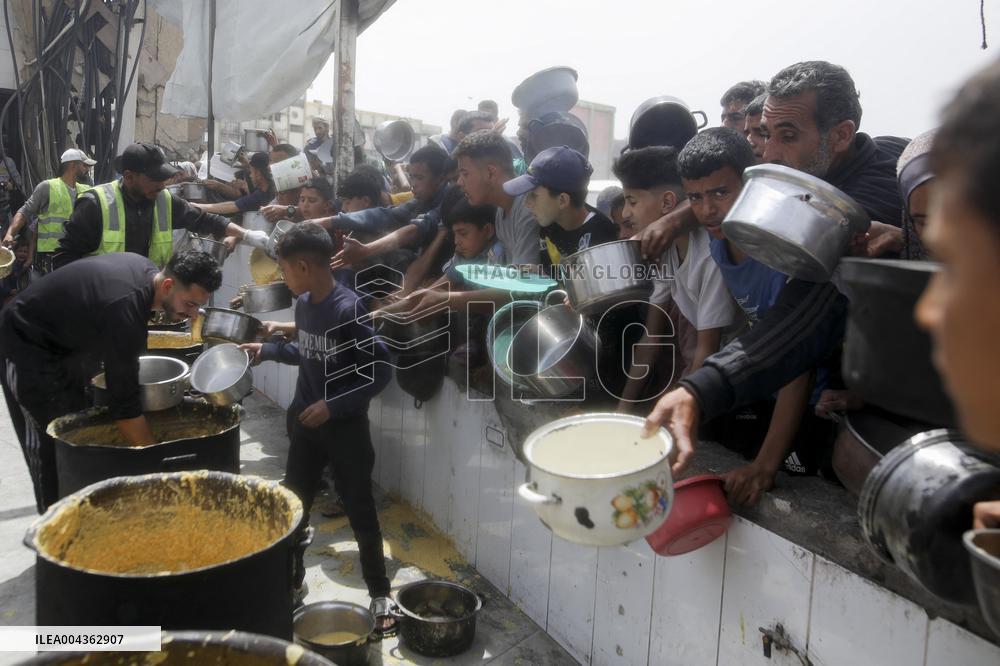 Waiting For Food in Gaza