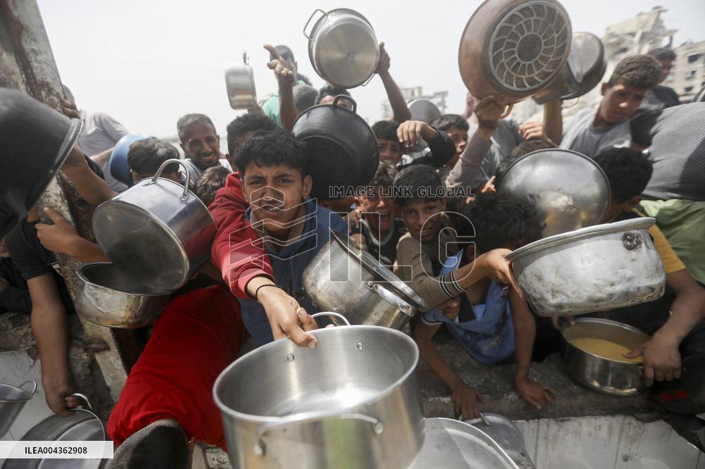 Waiting For Food in Gaza