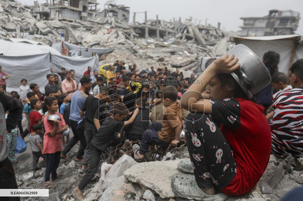 Waiting For Food in Gaza