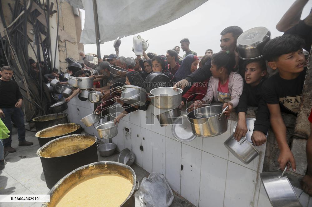 Waiting For Food in Gaza