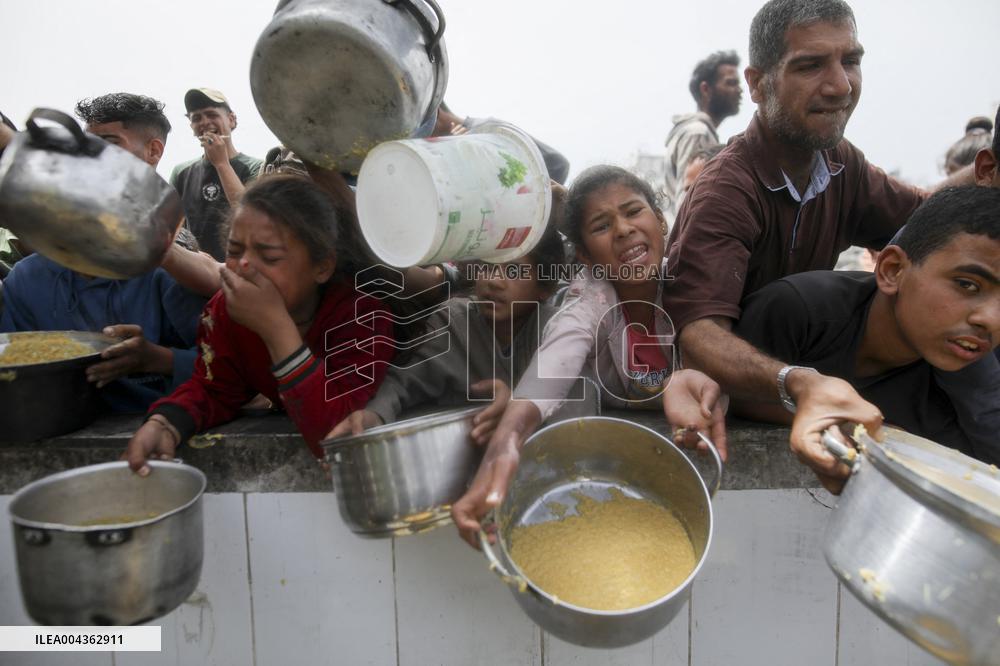 Waiting For Food in Gaza