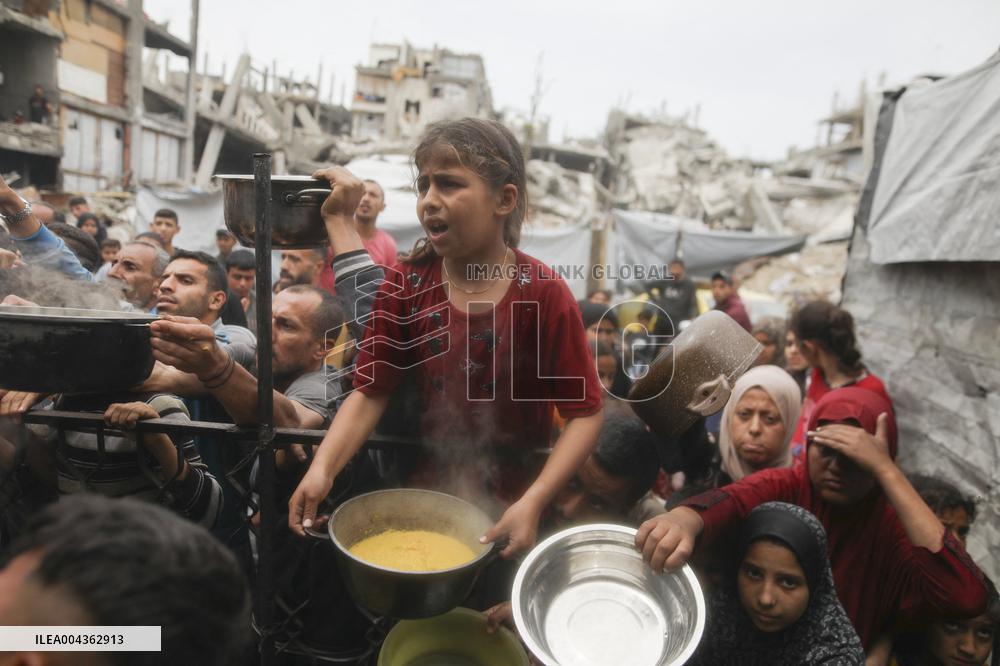 Waiting For Food in Gaza