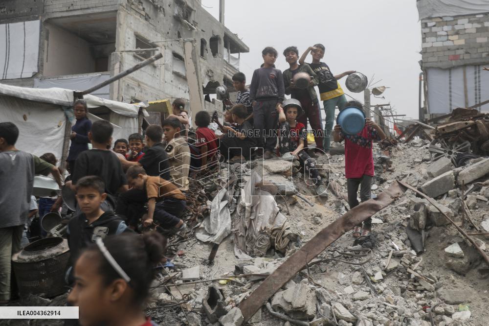 Waiting For Food in Gaza