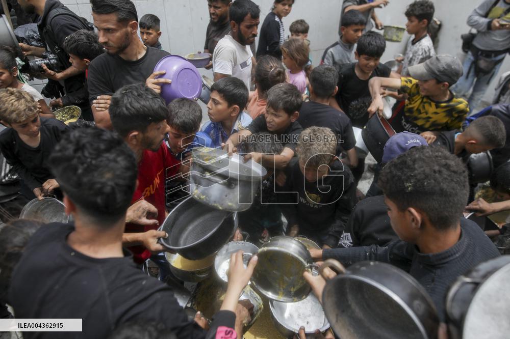 Waiting For Food in Gaza