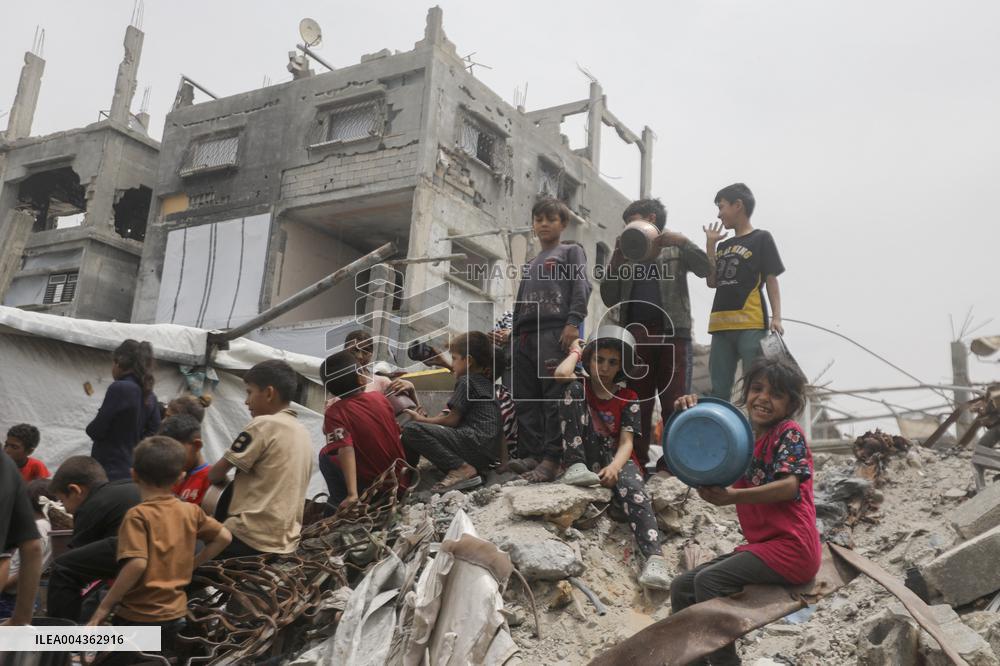 Waiting For Food in Gaza