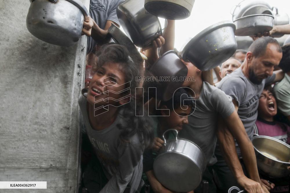 Waiting For Food in Gaza