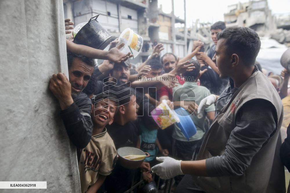 Waiting For Food in Gaza