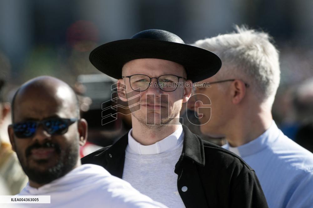 Faithful Faces At The Funeral Of Pope Francis - Vatican