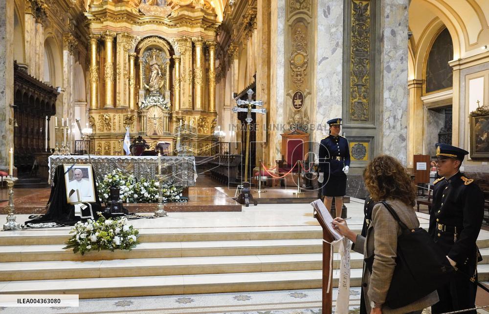 Argentinians mourn Pope Francis in Buenos Aires