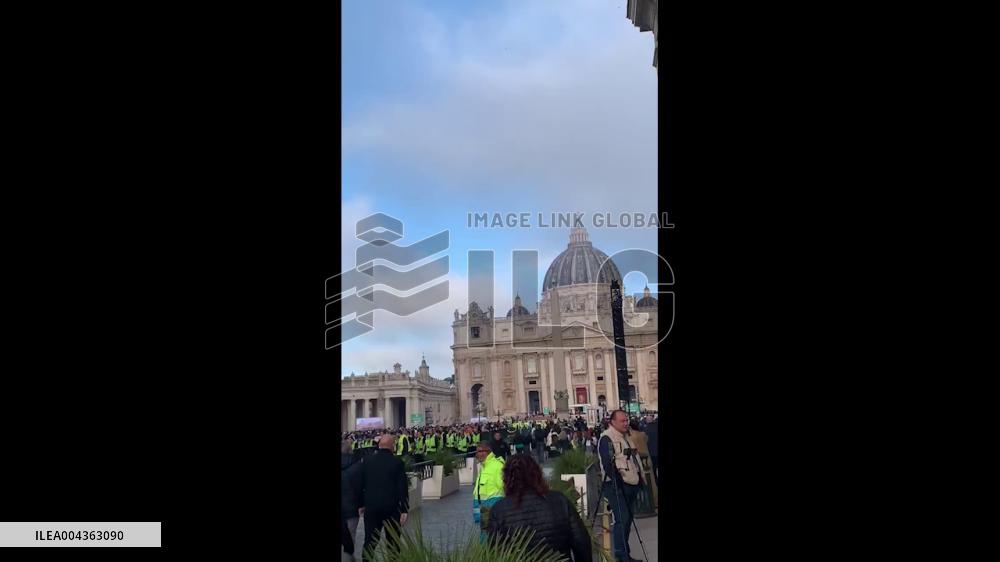 People Flock to St. Peter’s Square for Pope Francis’s Funeral 6
