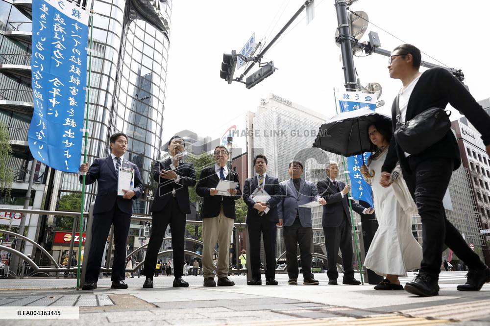 Signature-collecting drive by relatives of abductees