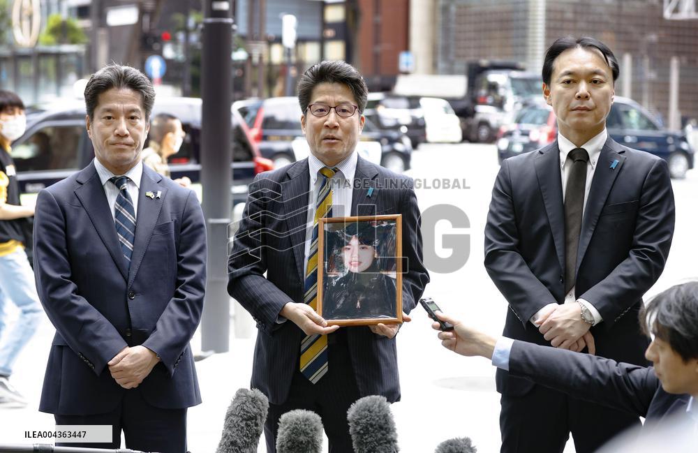 Signature-collecting drive by relatives of abductees