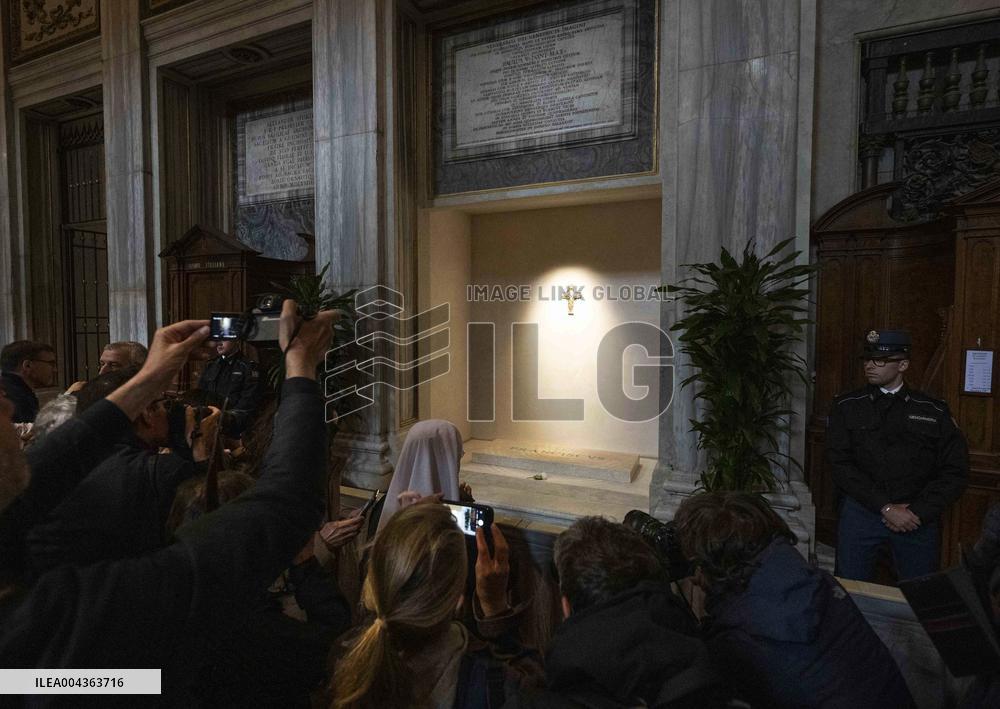 Tomb Of Pope Francis At Santa Maria Maggiore Basilica - Rome