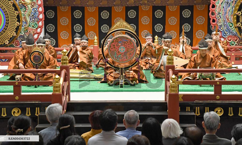 Traditional music show at Imperial Palace